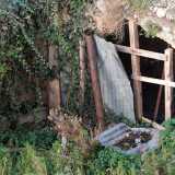 L'ingresso della seconda grotta bloccato dalle assi di legno e da una lamiera di ferro